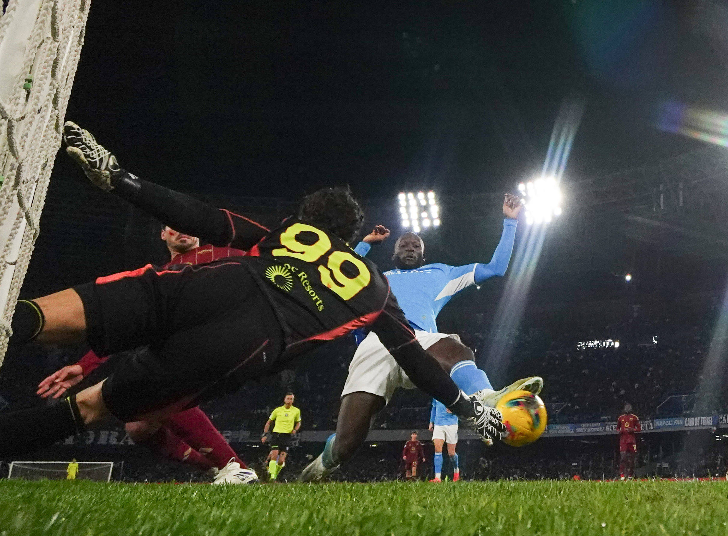 乐动体育-那不勒斯客场大胜，继续领跑积分榜的简单介绍