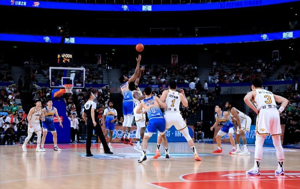 乐动体育-关于篮球联赛热火朝天，球队面貌焕然一新！的信息